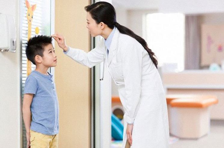Chẩn đoán thiếu kẽm ở trẻ bằng cách thăm khám bác sĩ