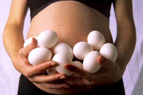 Số lượng trứng ăn hợp lý phụ thuộc vào nhiều yếu tố của mẹ