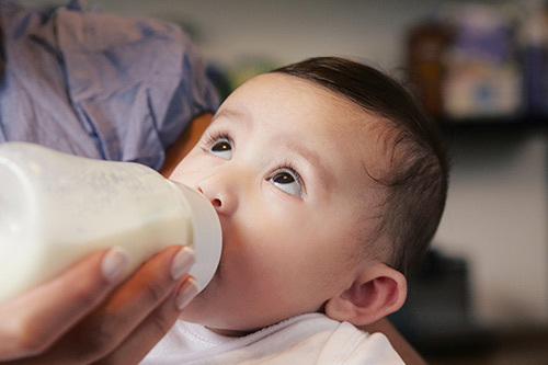 Mẹ nên duy trì một chế độ ăn uống và lối sống lành mạnh để đảm bảo sữa mẹ có chất lượng tốt