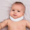 Bé bị vẹo cổ nghiêng đầu là bị làm sao?